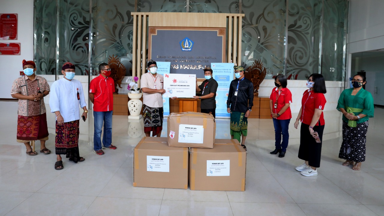 Wabup Suiasa Terima Bantuan 100 Set APD Dari Telkomsel