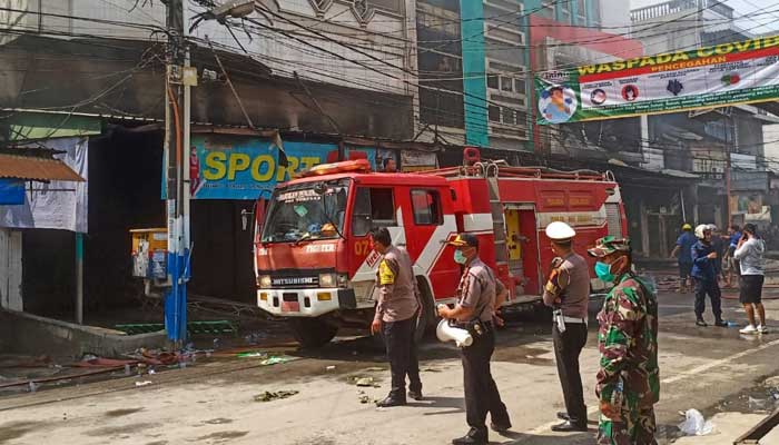 Irian Supermarket Tanjung Morawa Diamuk Si Jago Merah