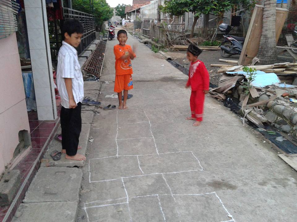 Mainan Tradisional Engklek, Melatih Anak Keseimbangan Tubuh dan
