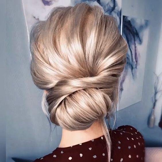 sade ve şık düğün saçı modeli