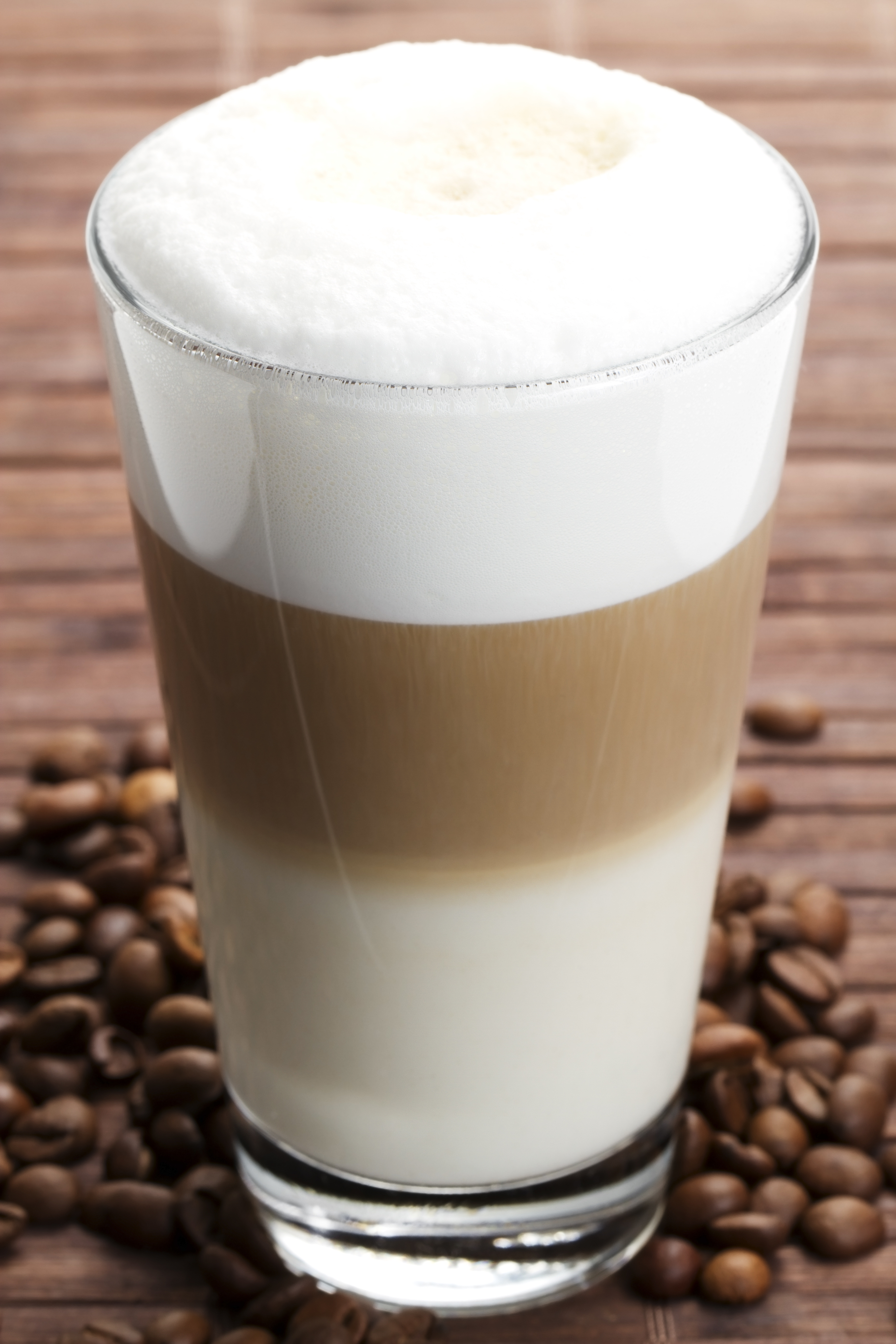 latte macchiato mit kaffeebohnen KaffeevollautomatenGuide
