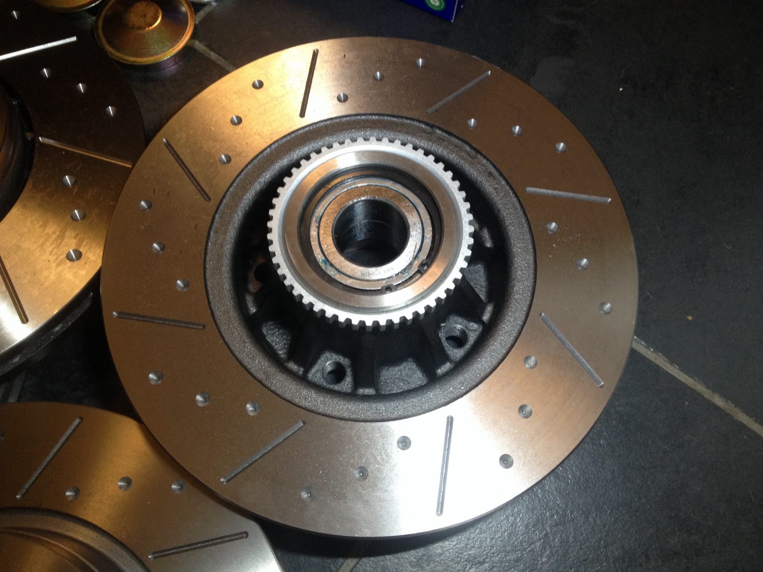 Renault Trafic 1.9/2/2.5 Grooved Brake Discs & EBC UltiMAX Pads, Fnt