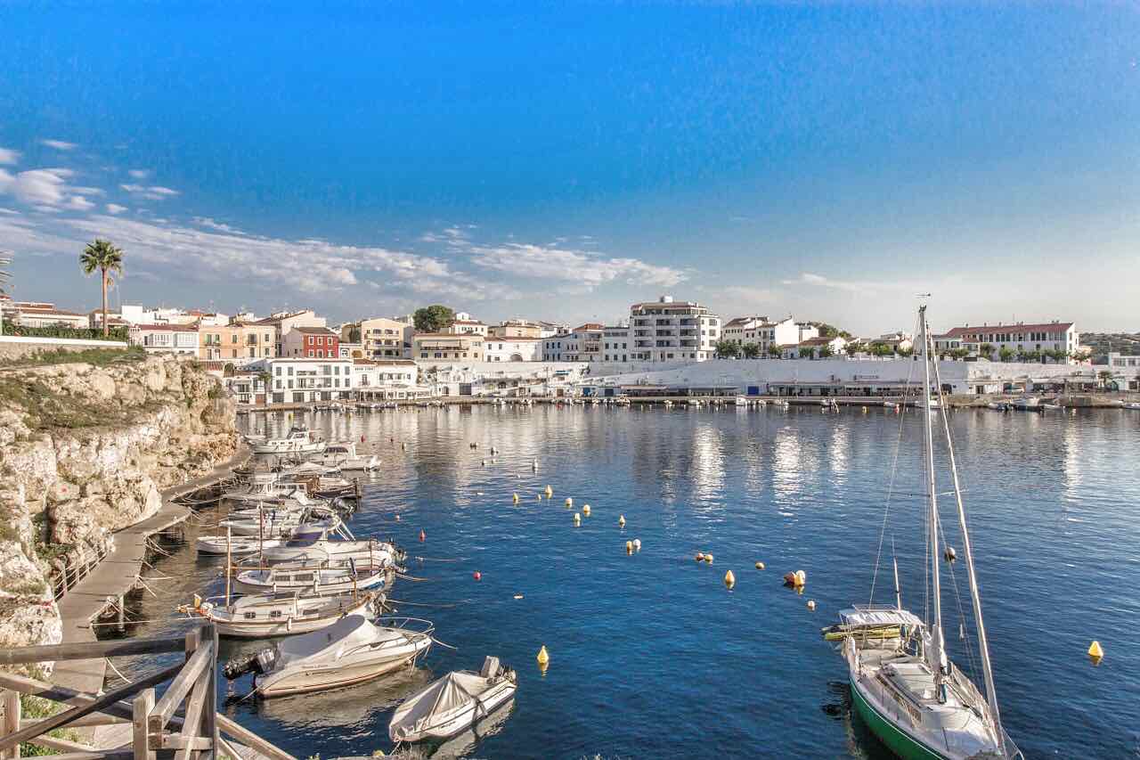 Menorca. Cómo llegar a la isla en avión y barco. Información y enlaces