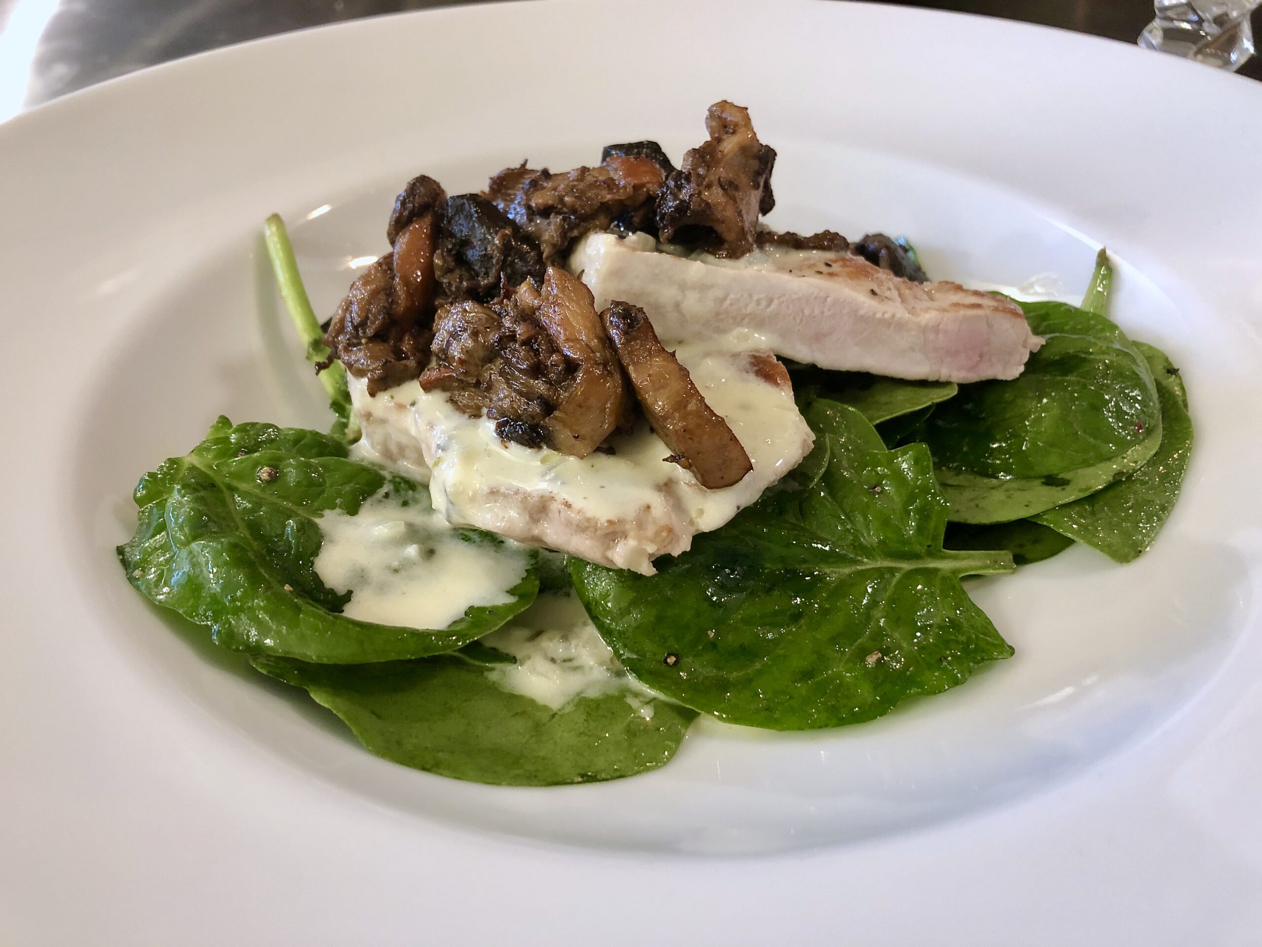 Fläskkotlett, Blue Cheese-Sås, Blandad Svamp Och Spenat -