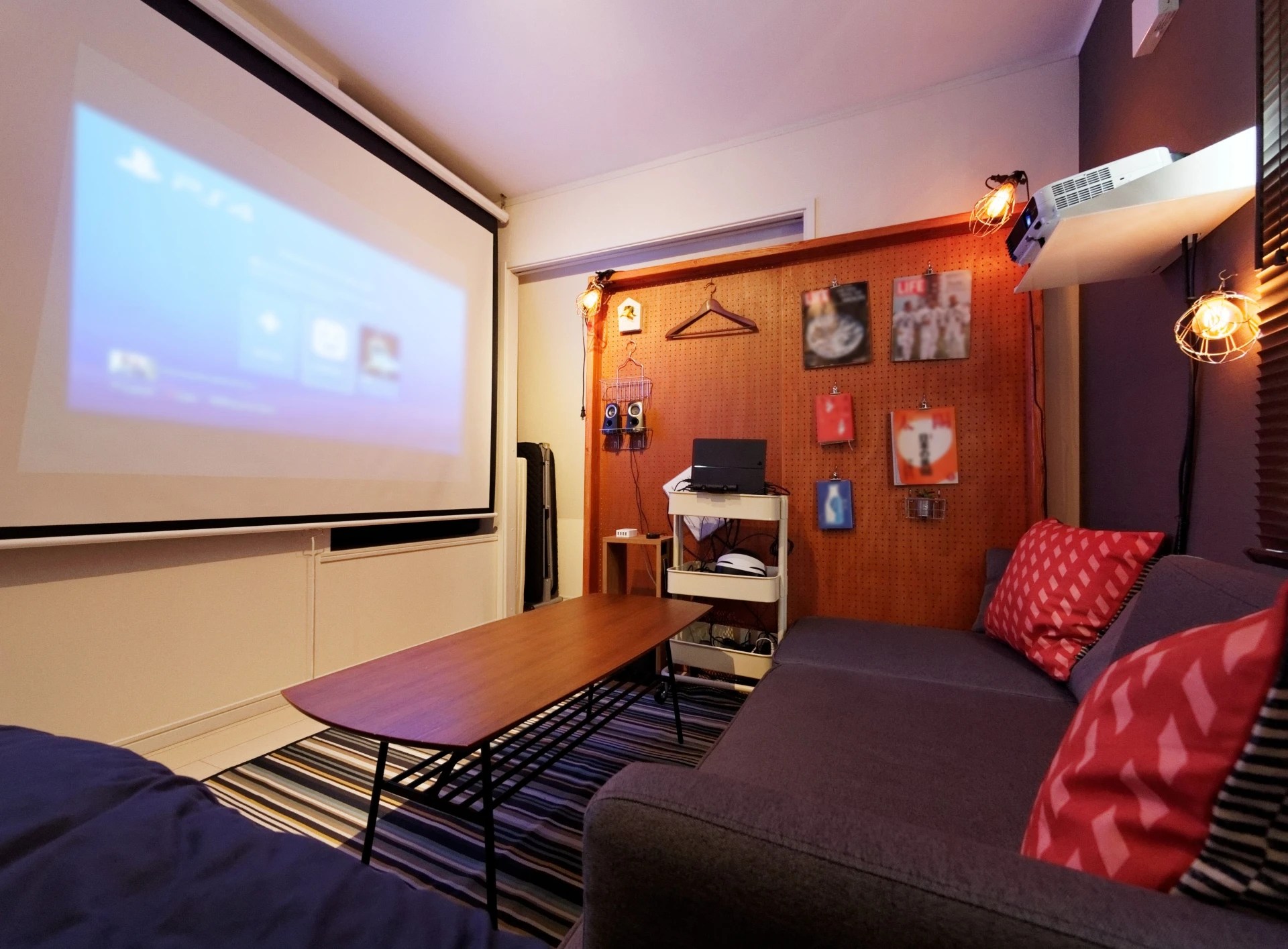 【鑑賞会を開こう】ブルーレイ・DVDを楽しめるレンタルスペース｜カシカシ