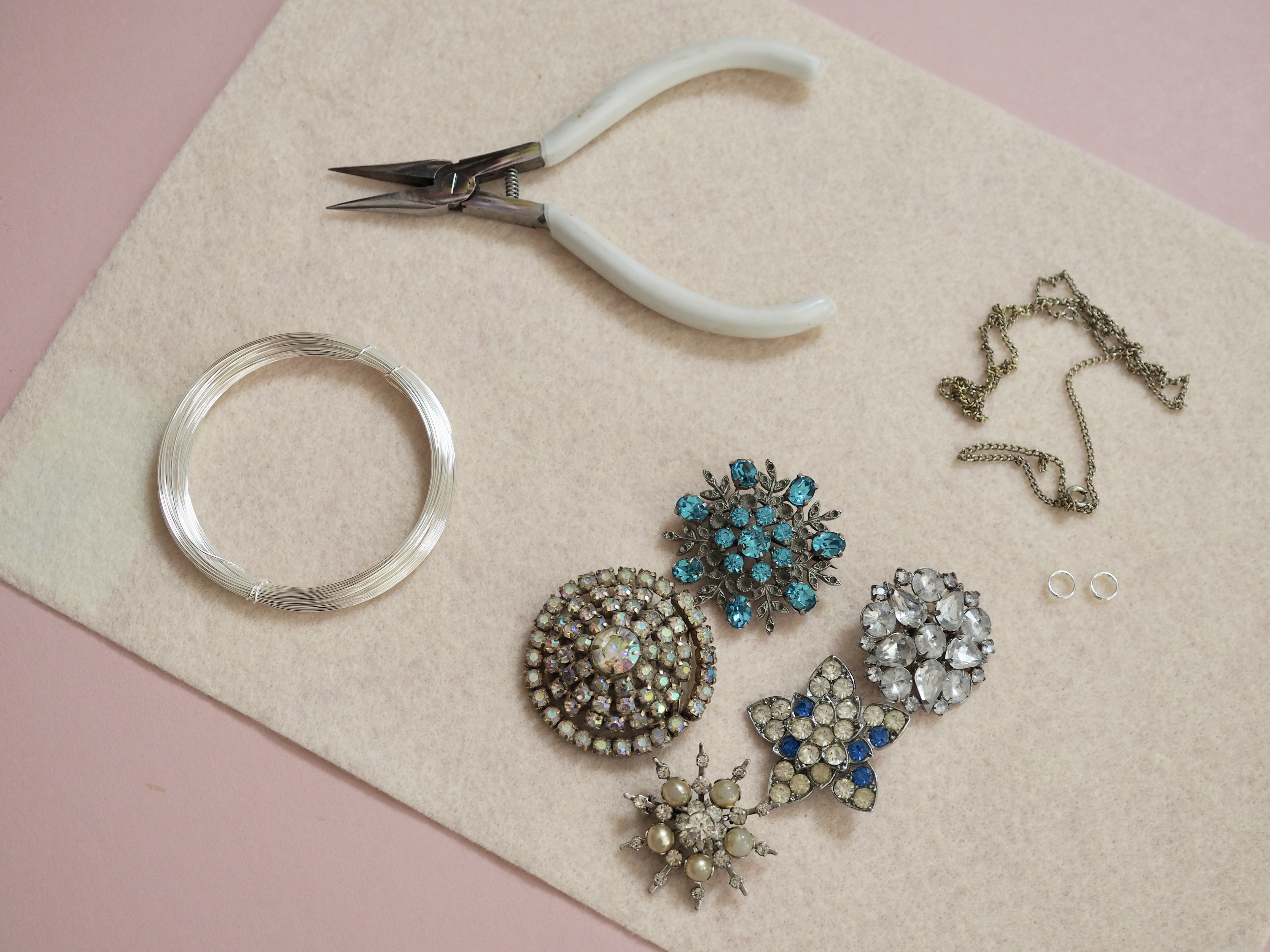 How to make an upcyled vintage brooch necklace tutorial