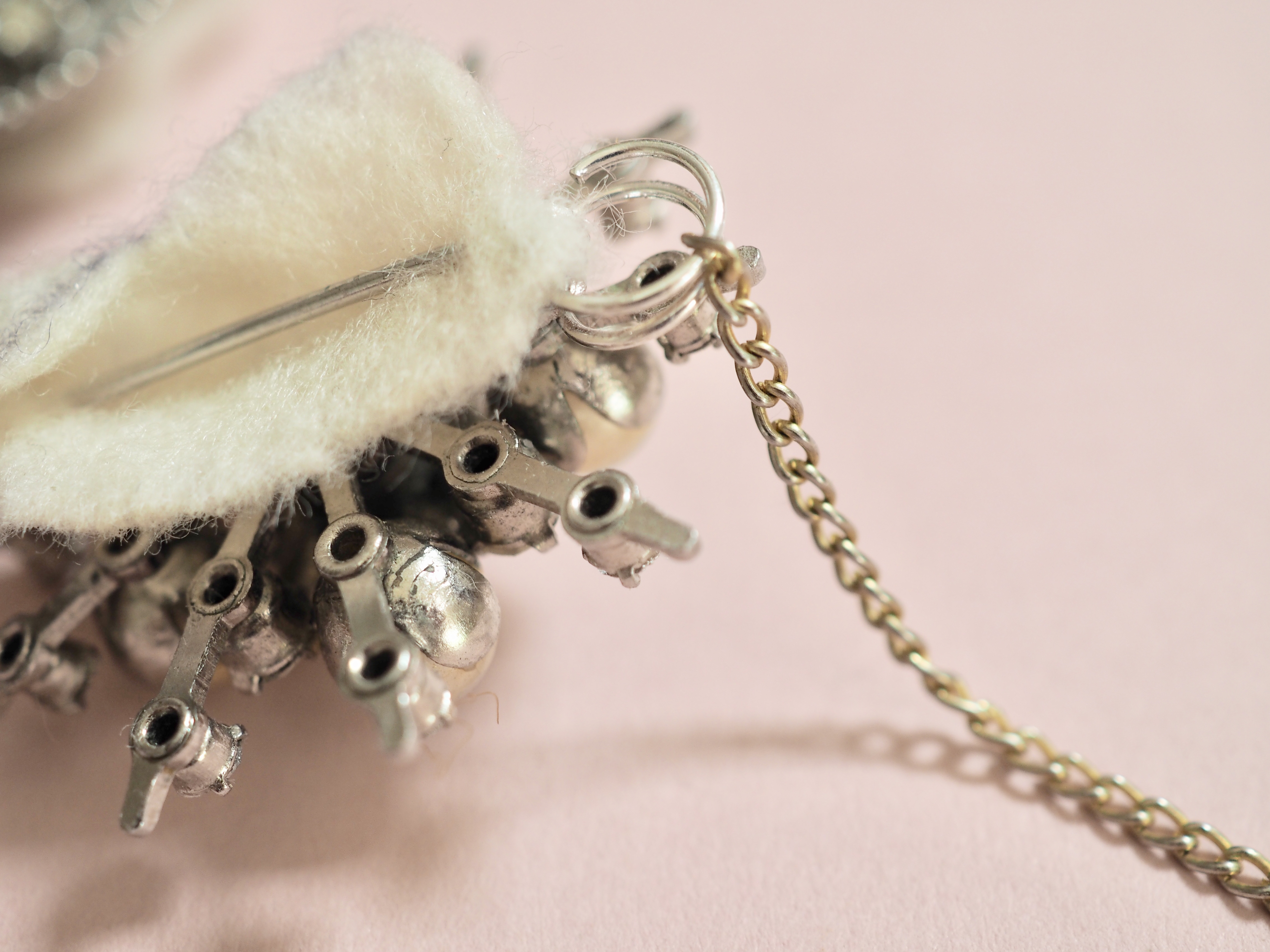 How to make an upcyled vintage brooch necklace tutorial