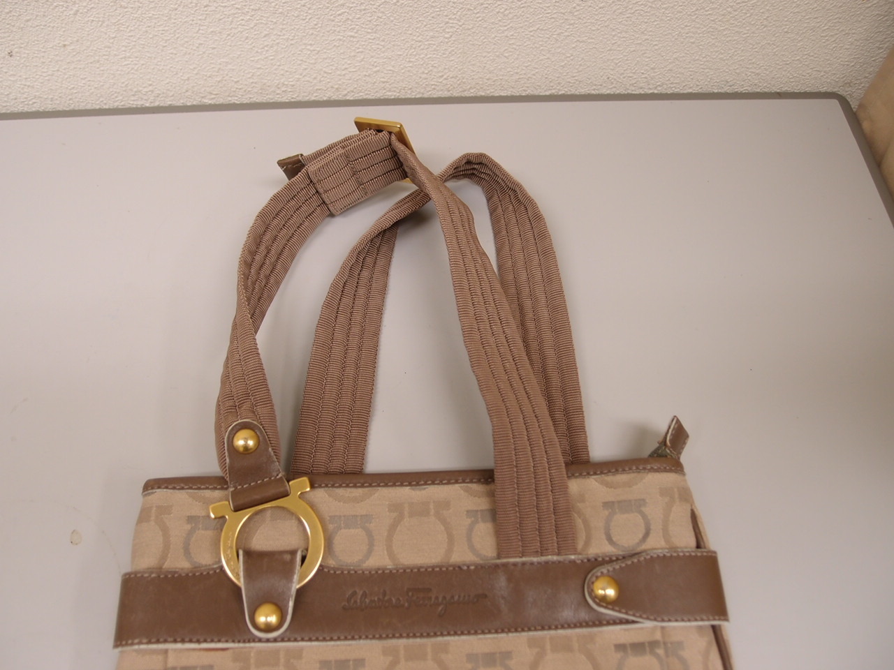 ビニールプールバッグの持ち手を短くする 幼稚園児向けプールバッグ : きゅうきゅう ショルダーベルトを短く: 【革のクリニック】『全国配送Ｏｋ』藤沢駅南口徒歩3分革製品の修理・クリーニング・染色 バッグ、靴修理、財布 神奈川県藤沢市