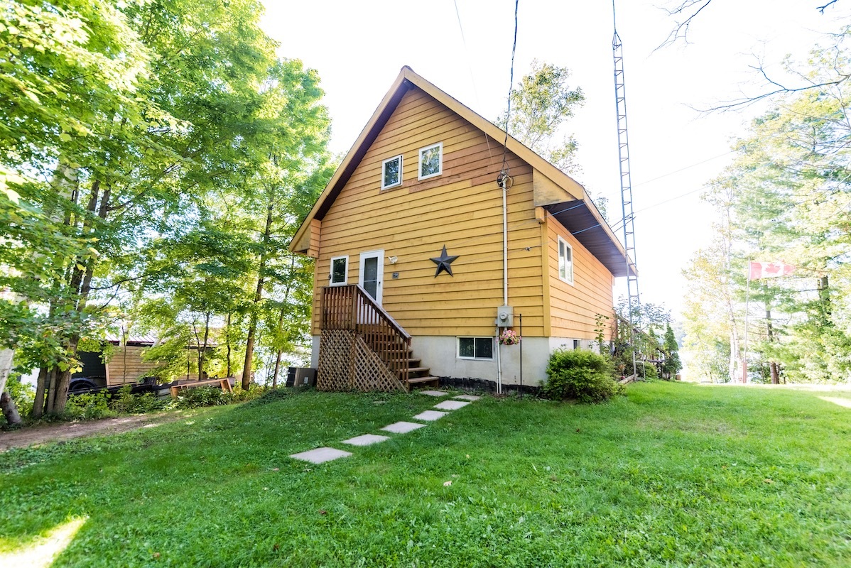 Lakeside Beach Haven on Cordova Lake Kawartha Cottage Vacations