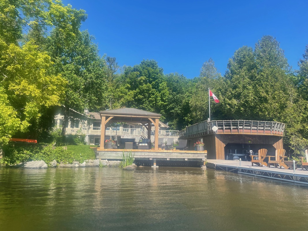 Executive Home on Clear Lake Kawartha Cottage Vacations