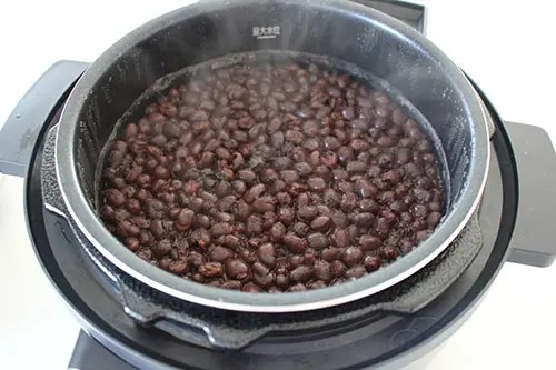 みんなが作ってる】小豆の煮方 圧力鍋のレシピ 【クックパッド】 簡単おいしいみんなのレシピが366万品 基本の小豆の煮方｜圧力鍋を使った煮方やぜんざいレシピもご紹介-Food For Well-Being-かわしま屋