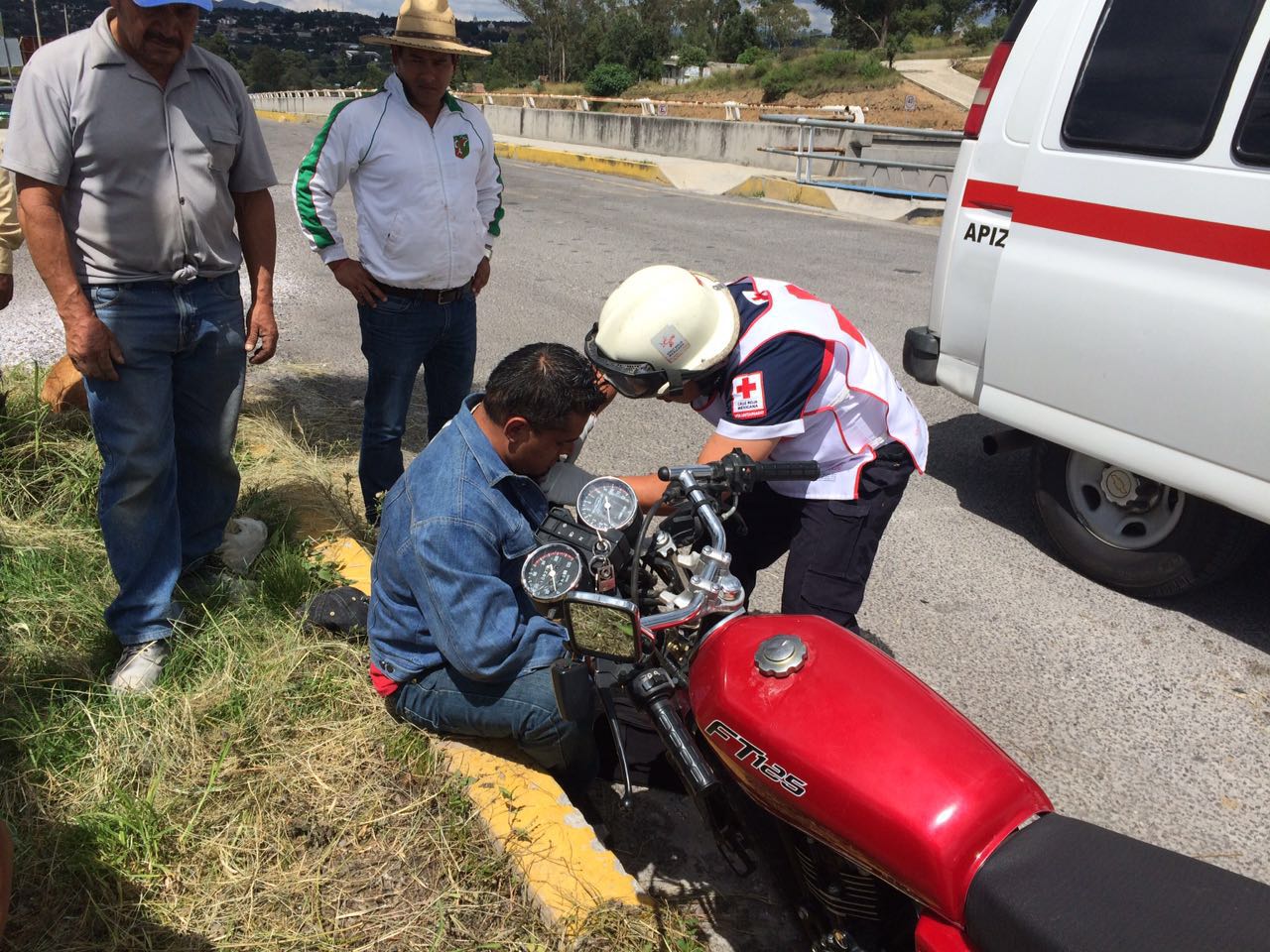 Dos lesionados deja choque de moto y repartidora