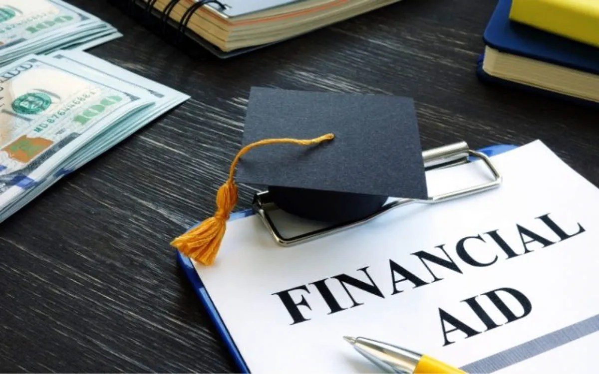 Financial Aid vs. Scholarships Understanding the Difference Kazu(03)