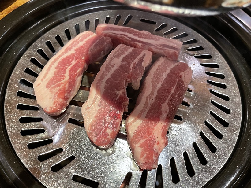3連休の最終日の夜は赤坂の韓国料理 カンガンスルレ でサムギョプサルをつつきながらマッコリでまったりと