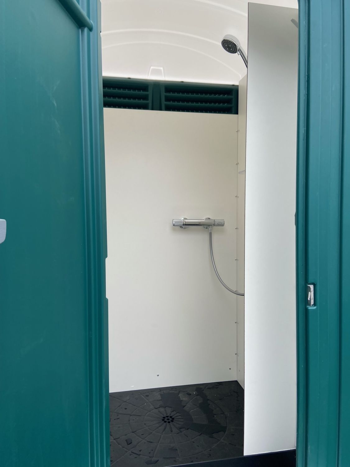 Mobiele douche cabine op aanhanger huren Noord Nederland