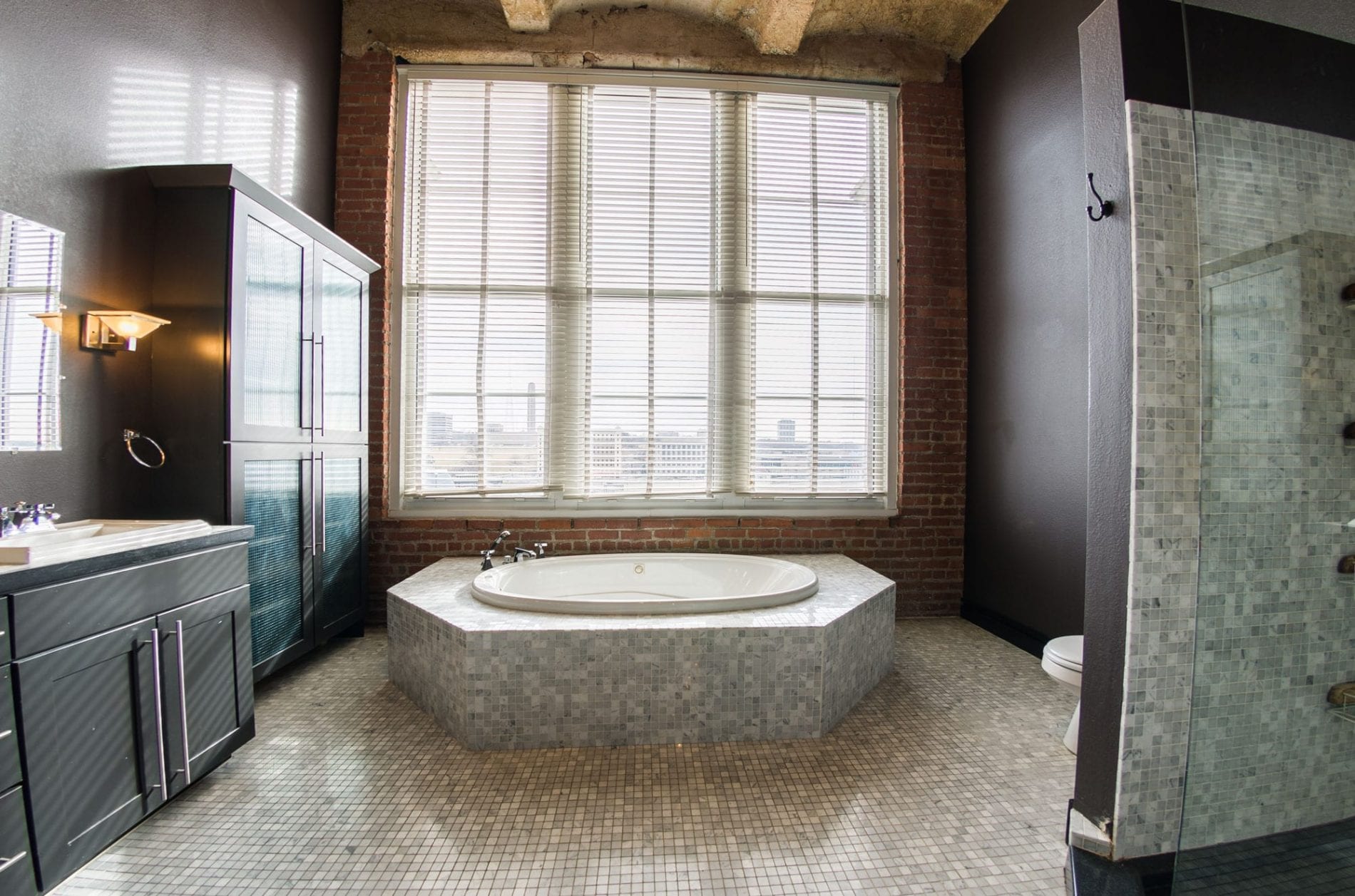 609_stuart_hall_bathroom Kansas City Lofts & Apartments
