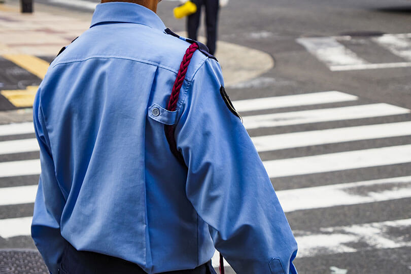 警備員が付けている紐の正体はモール!その役割と用途について | 警備ドットコム