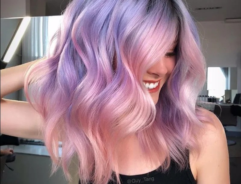 Web pasos a seguir: Cómo teñir temporalmente el pelo sin tinte. DIY cómo pintarte el cabello en casa… ¡con gises! Revista KENA México