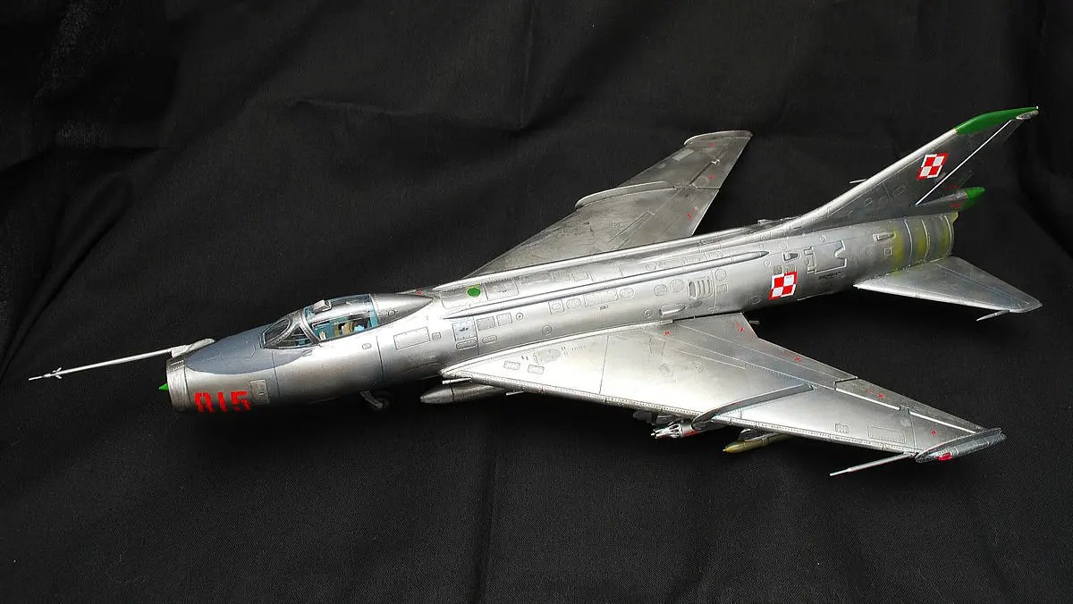 F-100F スーパー・セイバー アメリカ空軍戦闘機 トランペッター 1/48