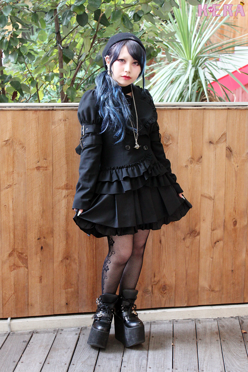 OSAKA STREET SNAP 388 全身黒のゴスコーデは、ブルーヘアや網タイツで抜け感をプラス KERA