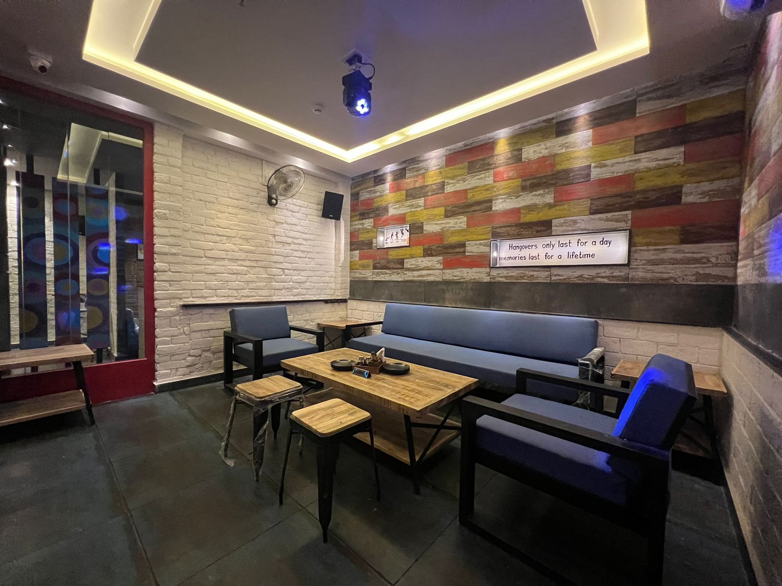 How can cafes and restaurants effectively utilize vertical space to