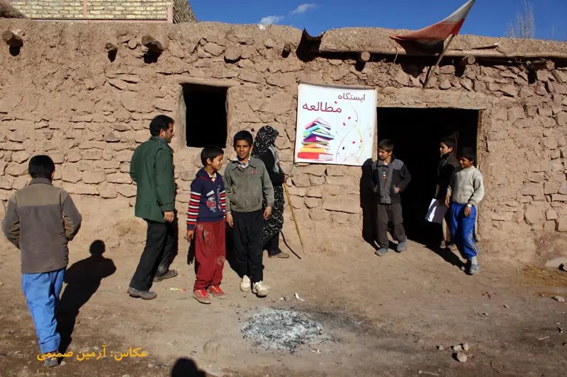 کتابخانه سیار روی پالان یک الاغ