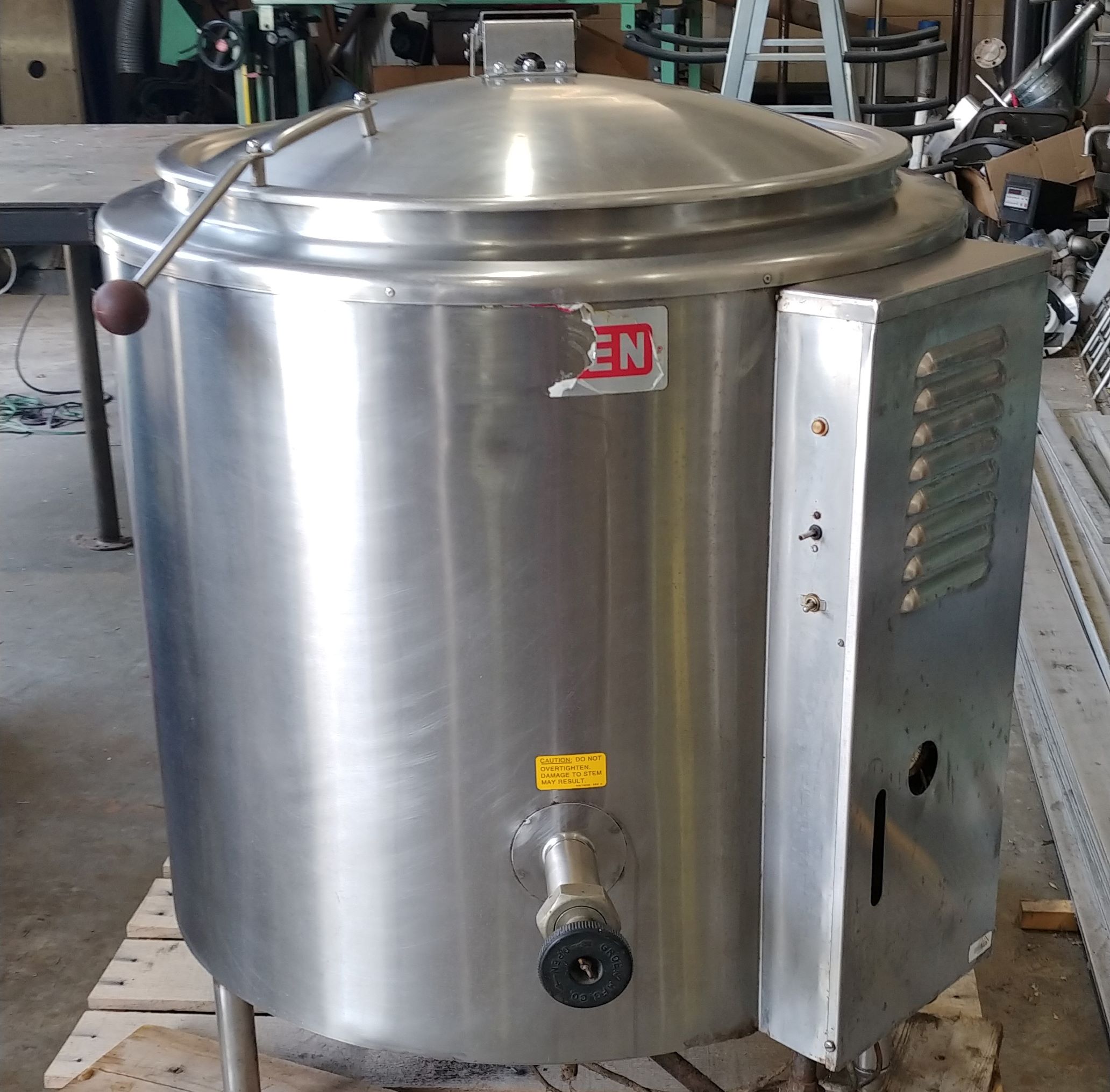 40 GALLON GROEN SELF CONTAINED GAS FIRED KETTLE. Production