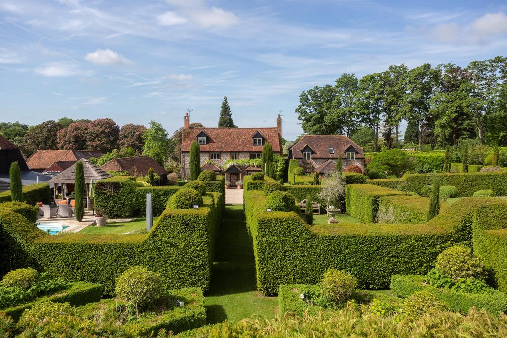 A grand estate in the Chiltern Hills with over 477 acres, 11 additional