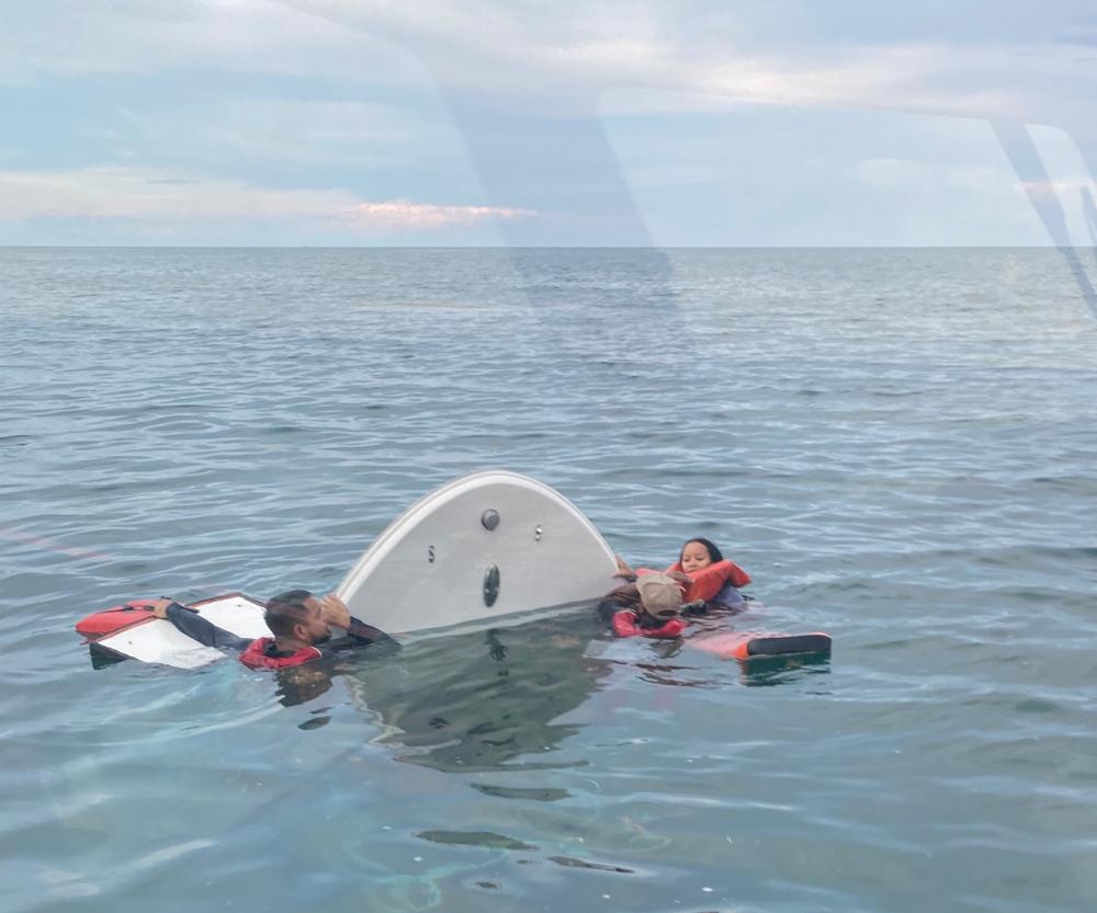 3 PEOPLE RESCUED AFTER BOAT SINKS IN KEY LARGO, FLORIDA