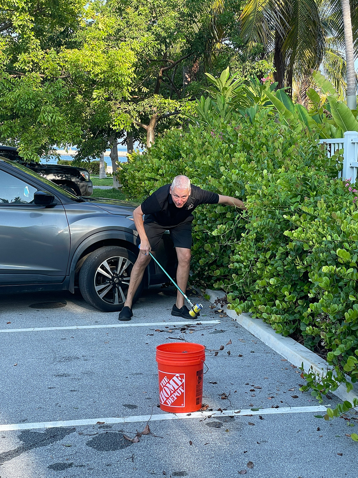 VOLUNTEERS KEEP KEY WEST CLEAN 1 HOUR AT A TIME