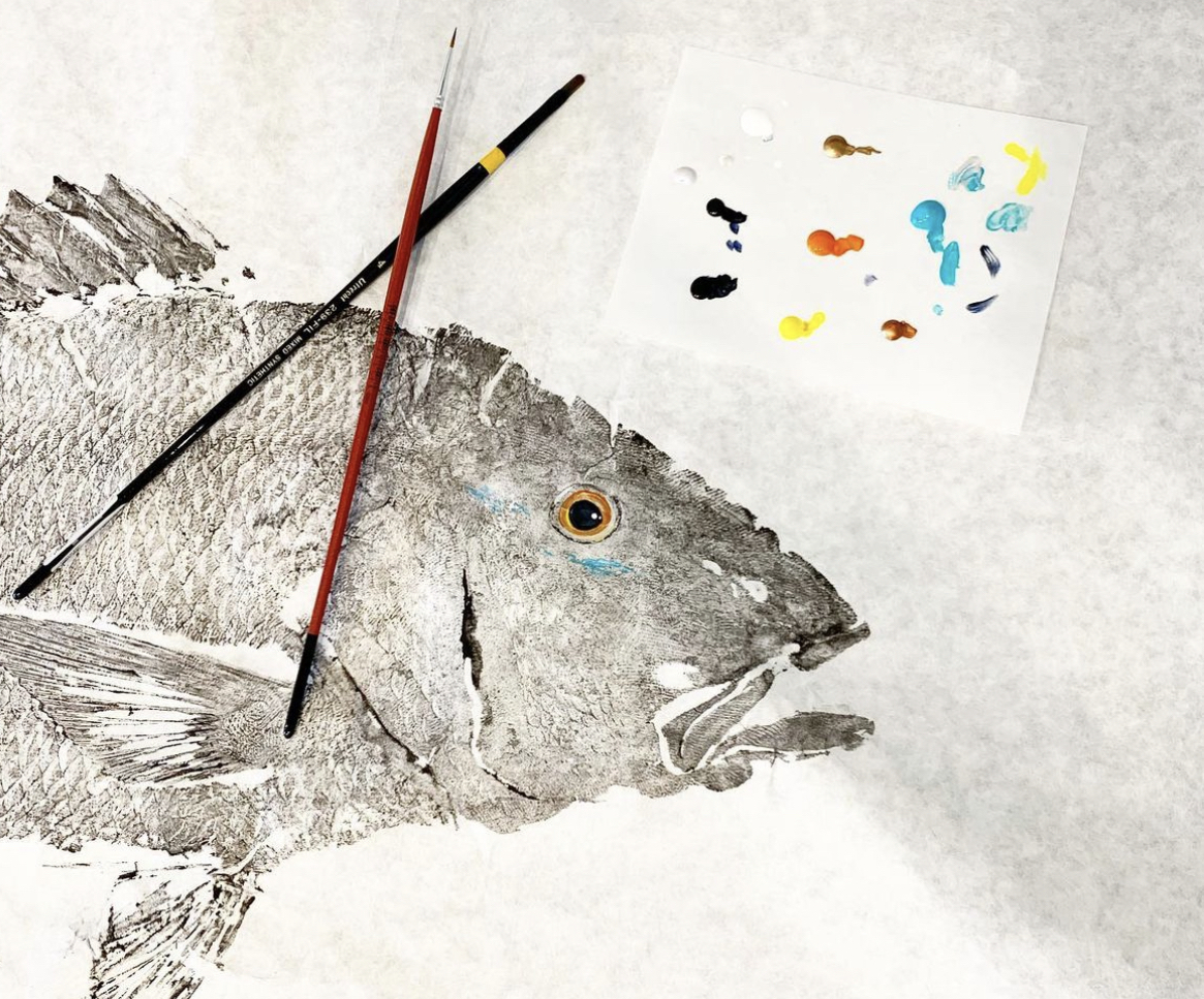 STUDIO SPOTLIGHT ARTIST LISA LEE DOCUMENTS FISH THROUGH TRADITIONAL