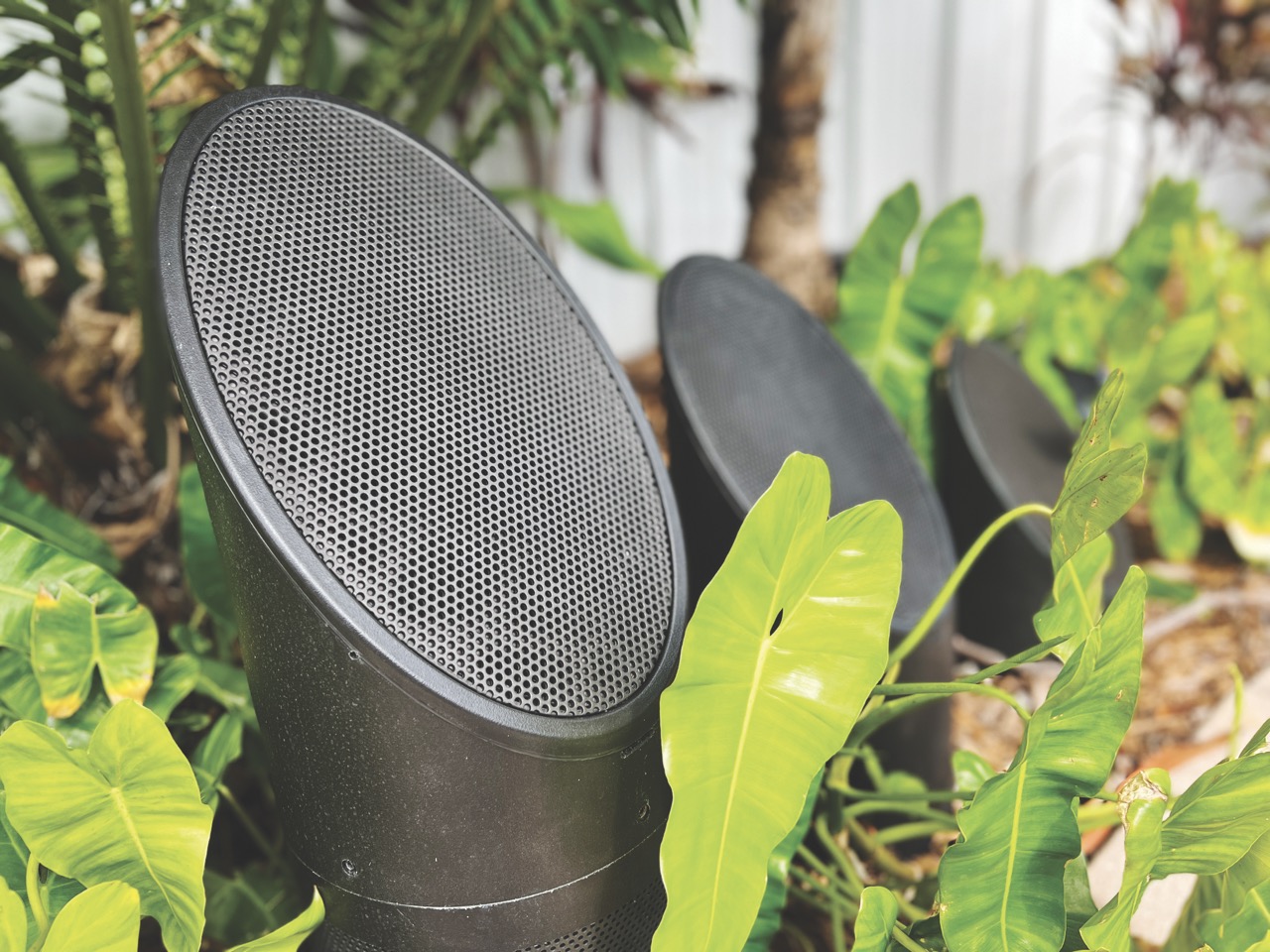 HOME & GARDEN MAGAZINE LISTEN UP — PRO TIPS FOR THE PERFECT OUTDOOR