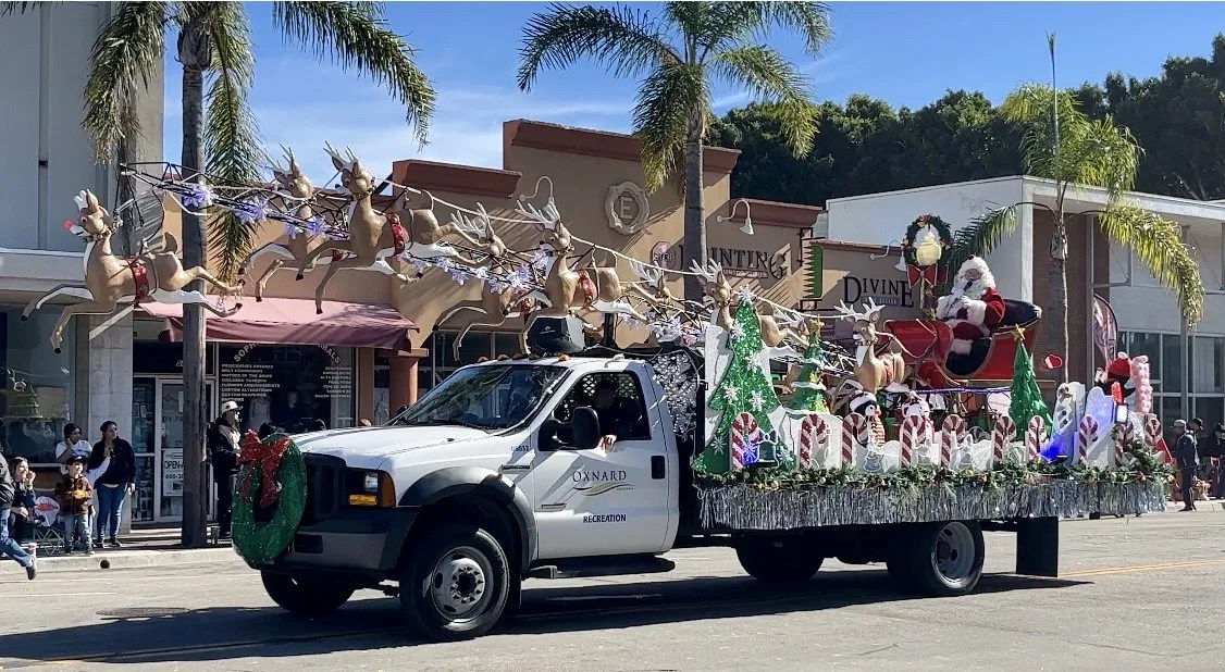 Oxnard Christmas Parade celebrates "Making Spirits Bright" theme News