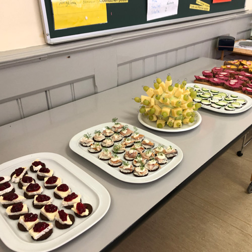 Schüler*innen bereiten ein Catering im HTWUnterricht vor (Leitung