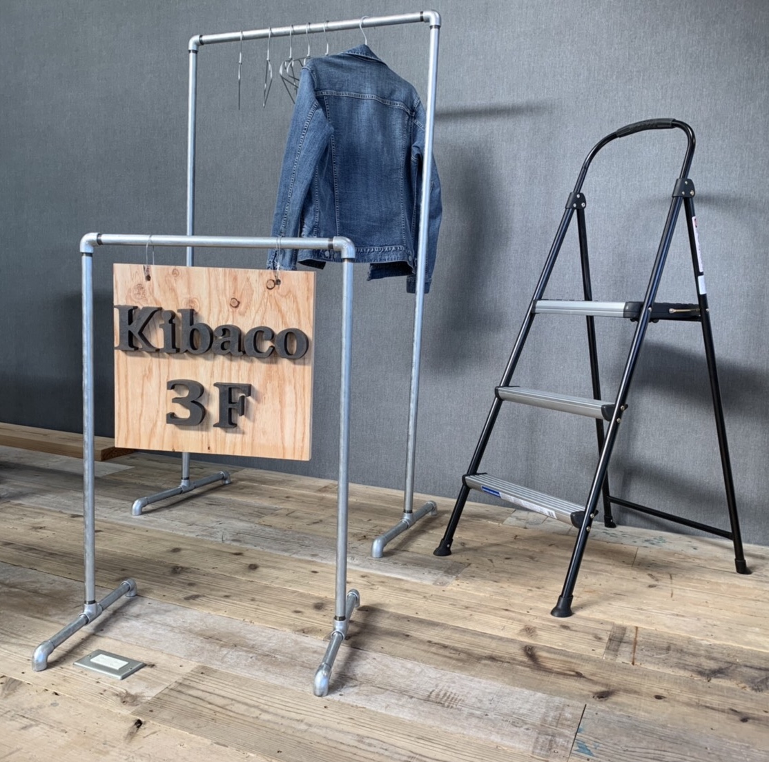 看板とハンガーラック。 株式会社Kibaco