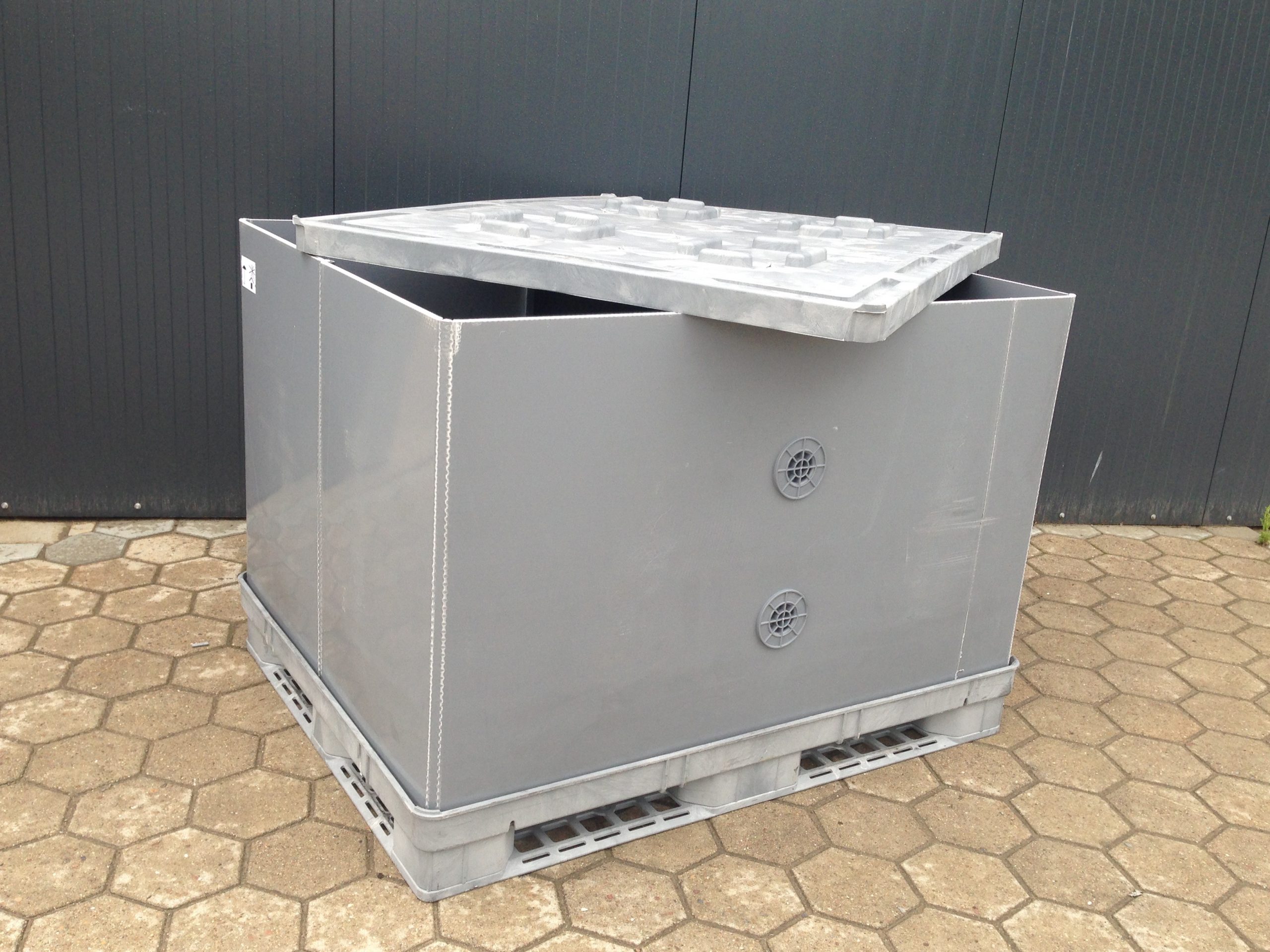 8x BigBox Palettenbox 2.Wahl mit Beschädigungen ca.L 145 x B 114 x H