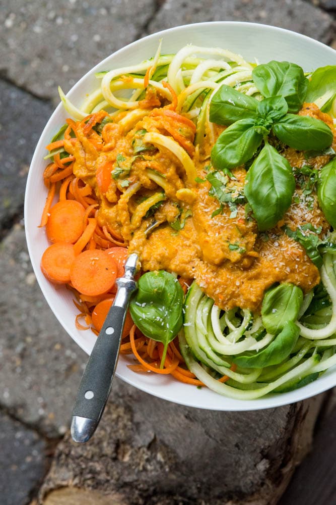 Bunte Zoodles mit RoteLinsenKokosSoße Schnell, gesund und lecker!