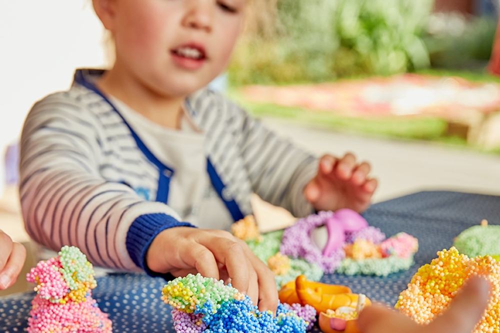 Get messy and have fun with sensory play! KIDDO Mag
