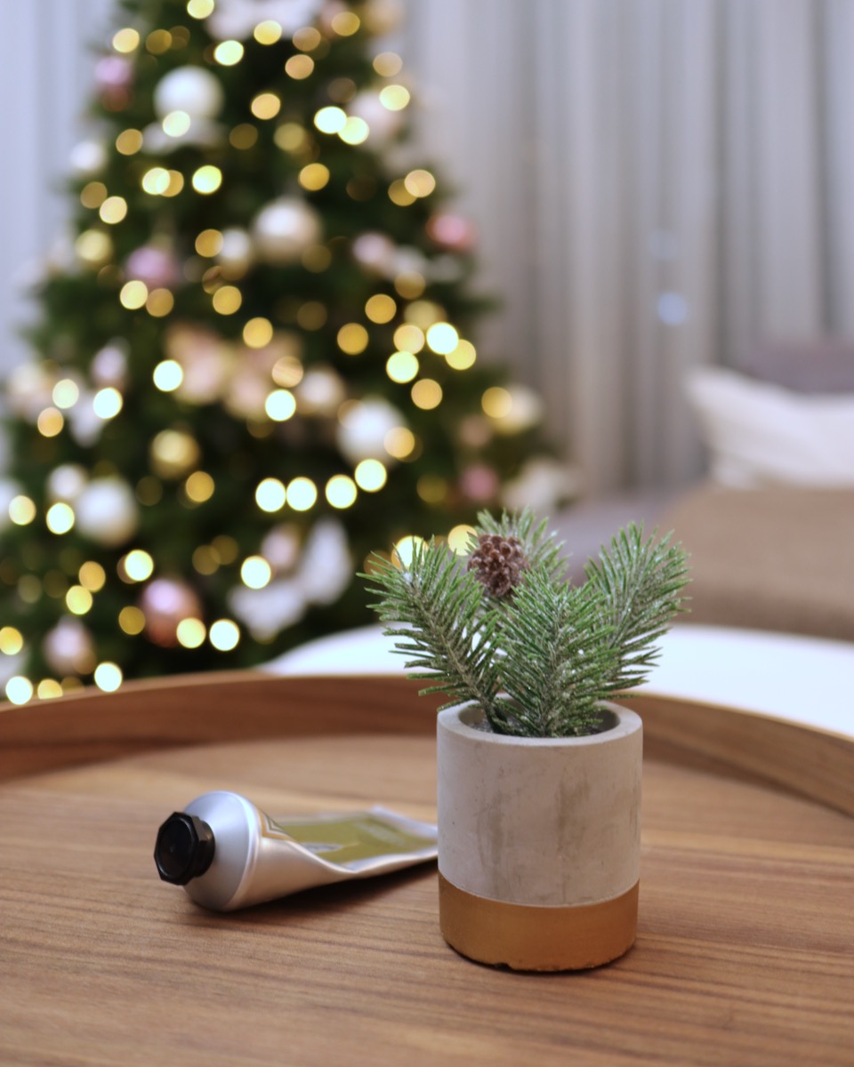 How we decorate our home for Christmas as minimalists Kim Bedene