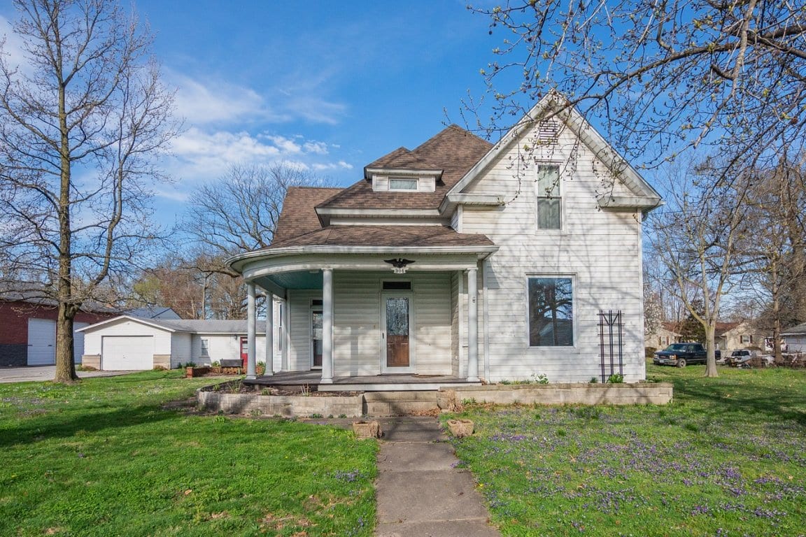 3 Bedroom Historic Home in Wayne City!! Kim Duncan Auction