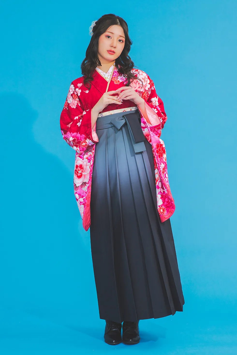 【卒業式袴レンタル】GS0034_K00005 モダン・クール・かっこいい 「着物：ワインぼかし 洋花」「袴：グレー×黒 ぼかし」