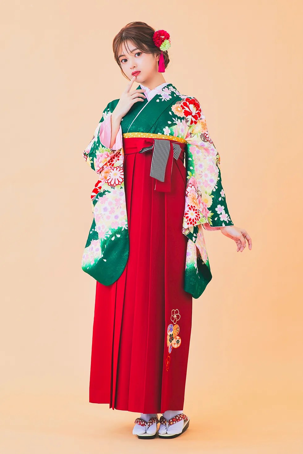 古典柄着物 × 鮮やかな赤の袴