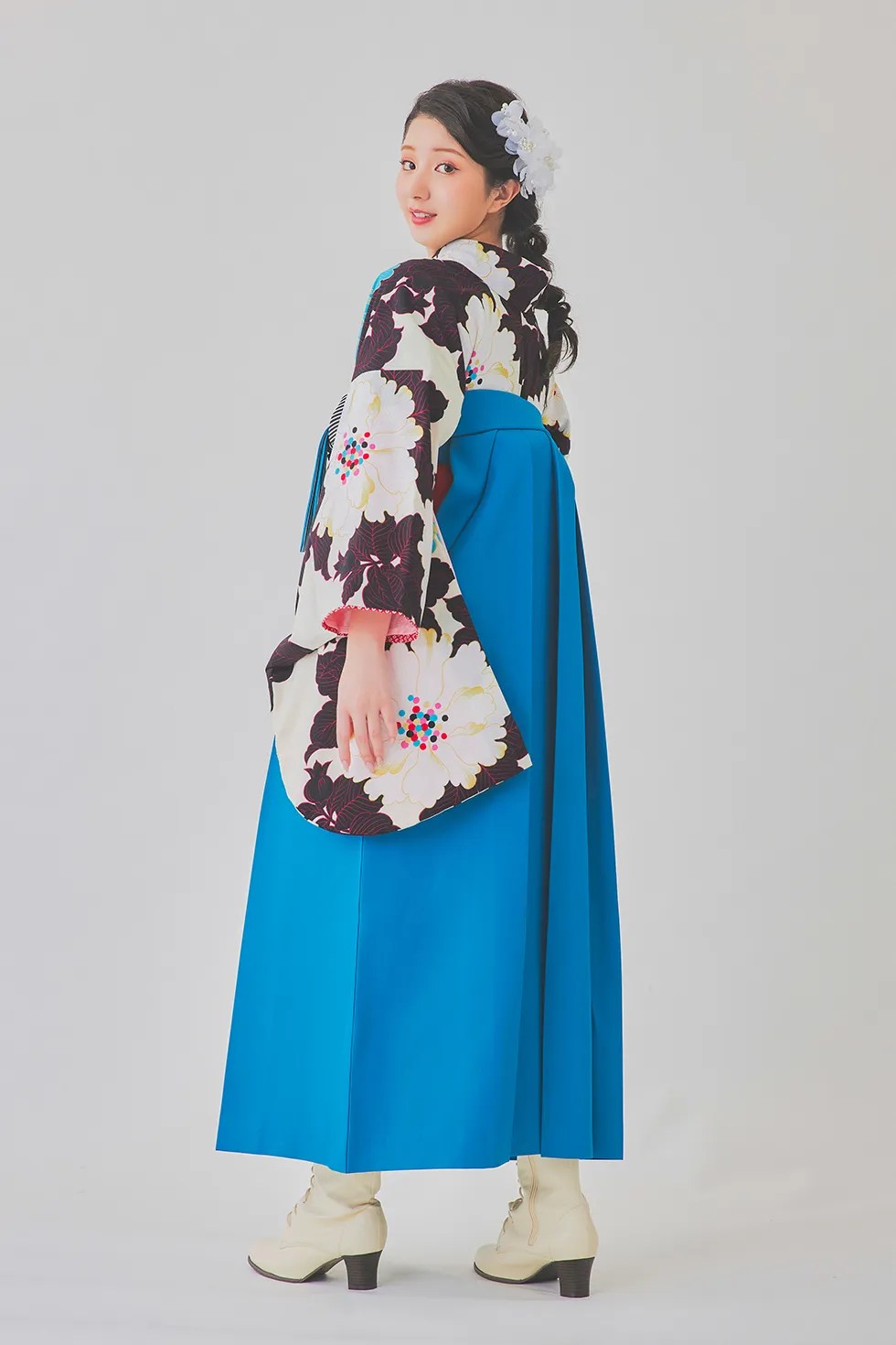 【卒業式袴レンタル】ポップかわいいレトロ(オシャレ) GS0094_H00124「着物：白×黒 野ばら」「袴：水色 無地」