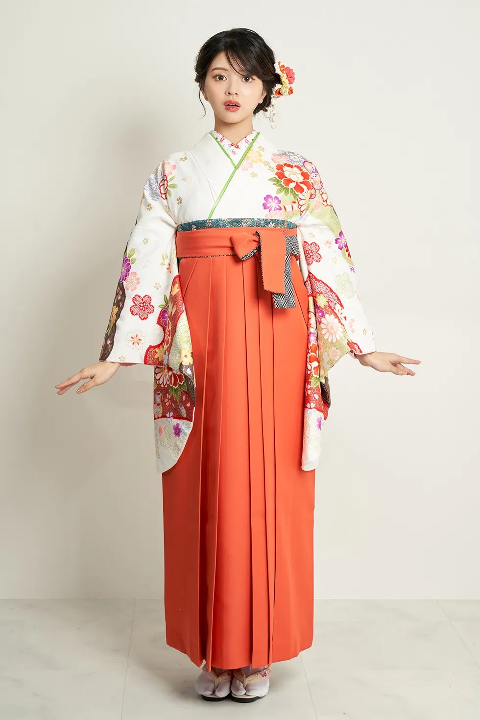 草履を履いた袴姿の女性