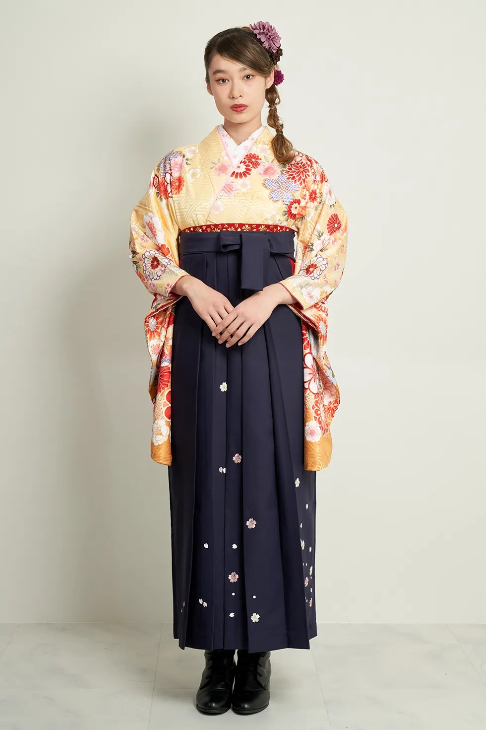 卒業式袴レンタルで知的な華やかスタイル：ネイビーの袴 × 黄色の着物