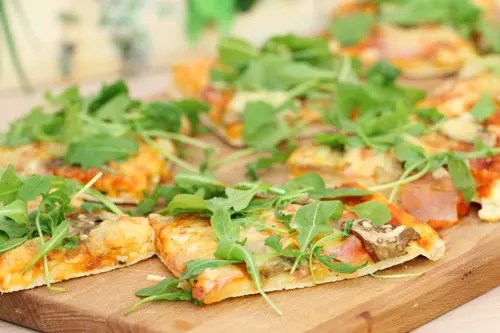 Superkrosse Pizza mit dem Thermomix gebacken auf dem Zauberstein