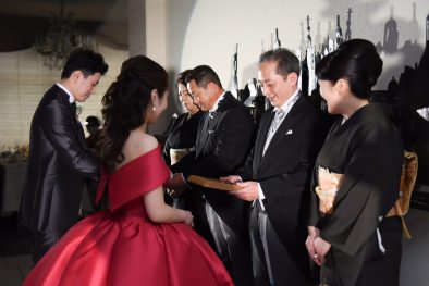 両親贈呈品の三連時計を渡すシーン