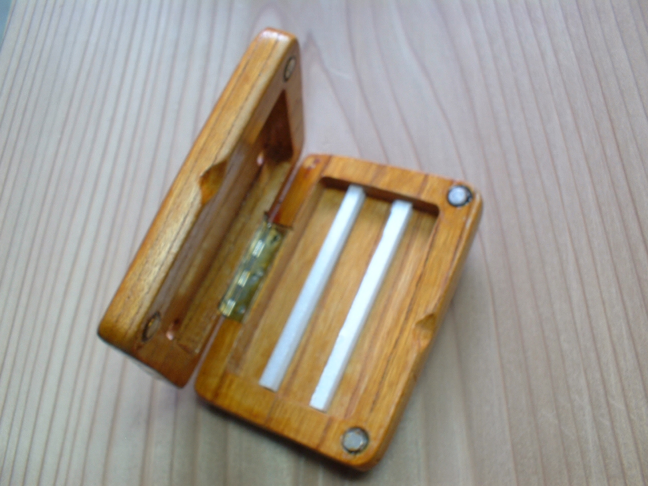 ご挨拶 初めまして。フライフィッシングﾌｧﾝの皆さん！ ここ、kawasemi工房では店主自らが製作しております 木製フライﾎﾞｯｸｽの製作