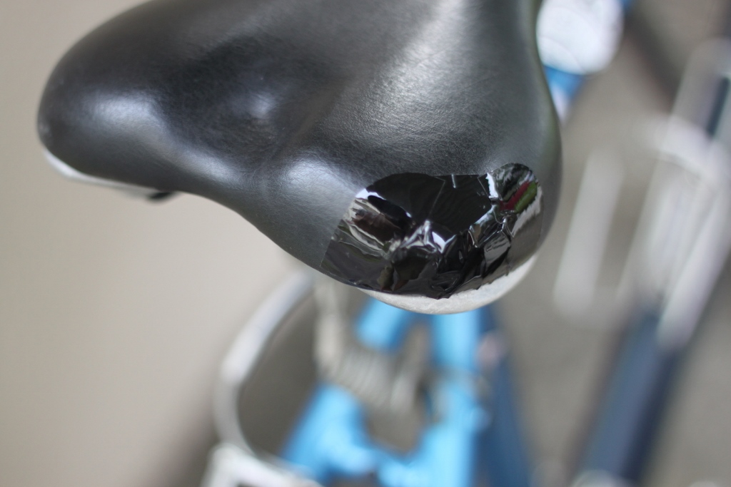 簡単！自転車サドルの破れを自分で直す方法GIANT ESCAPE R3