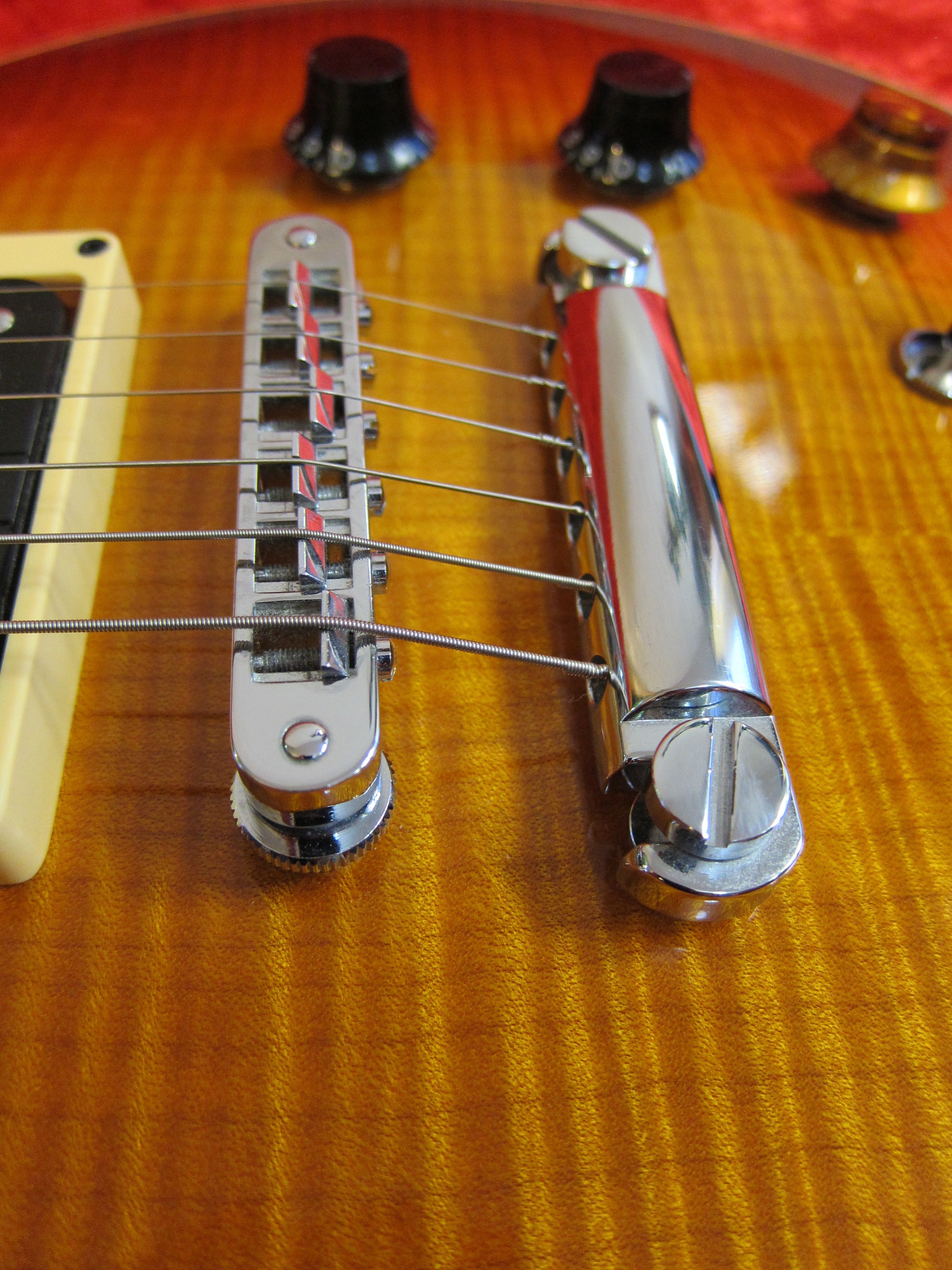 Changing strings Les Paul type guitars Finland's